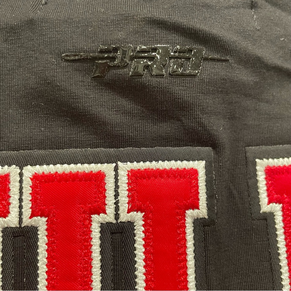 Urban Outfitters NBA Chicago Bulls Embroidered Baby Tee Women’s Size Medium - Picture 7 of 8